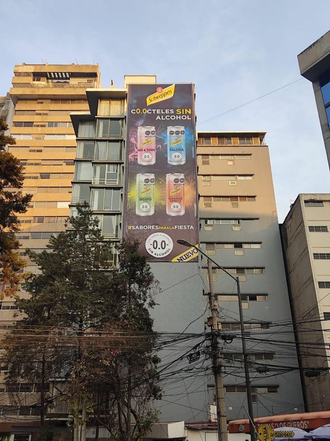 Muro publicitario en edificio